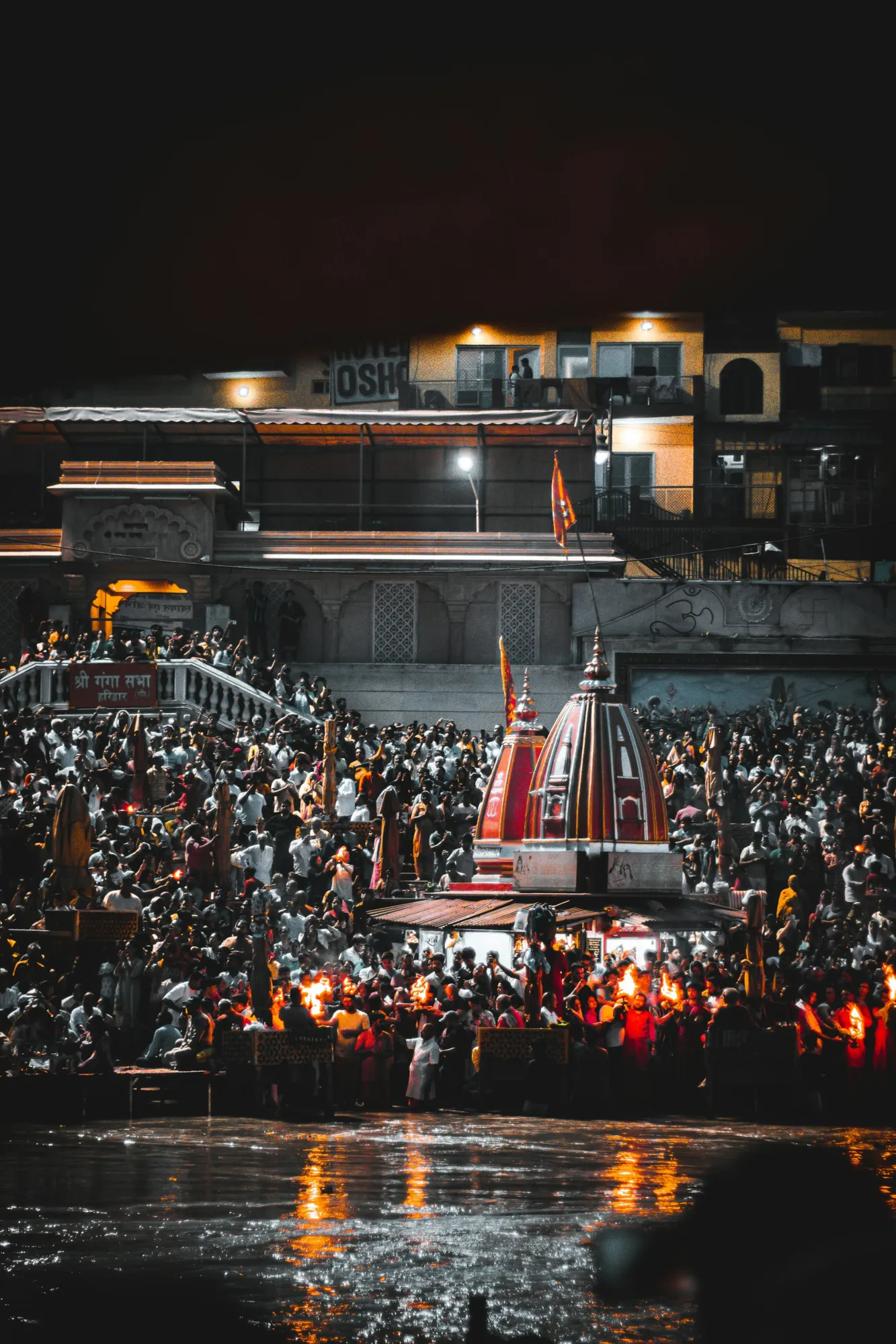 Crowds watching the evening Ganga Aarti at Har Ki Pauri in Haridwar (photo: Akshat Jhingran, Unsplash)